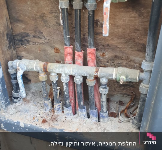 צנרת מים עם ברזים וחיבורים חלודים